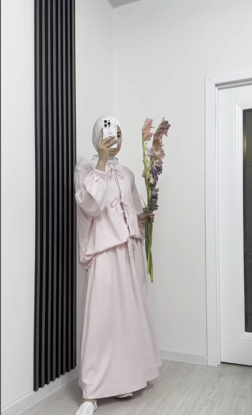 Женская розовая рубашка с юбкой 