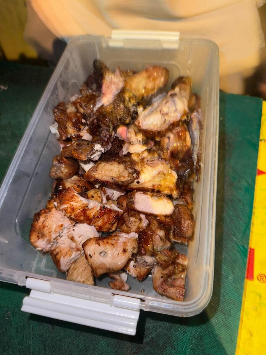 Poulet piqué entier et attieke