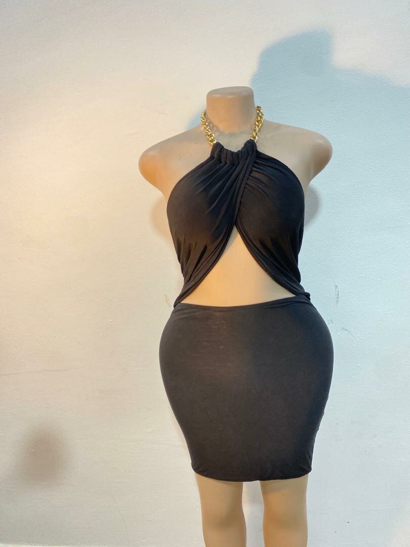 Robe noire élégante découpée