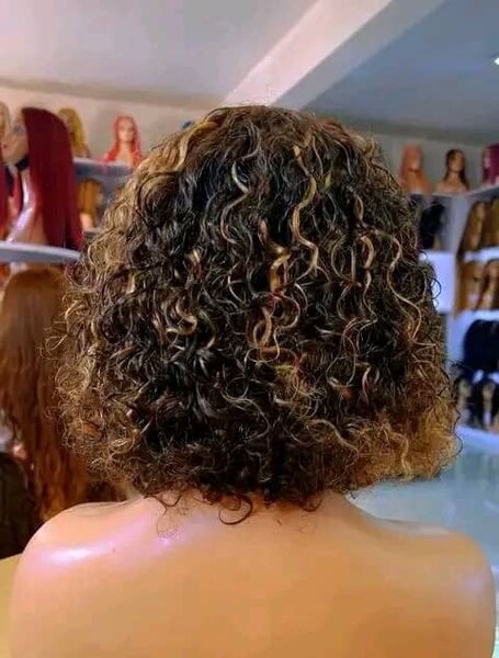 Perruque bouclée naturelle