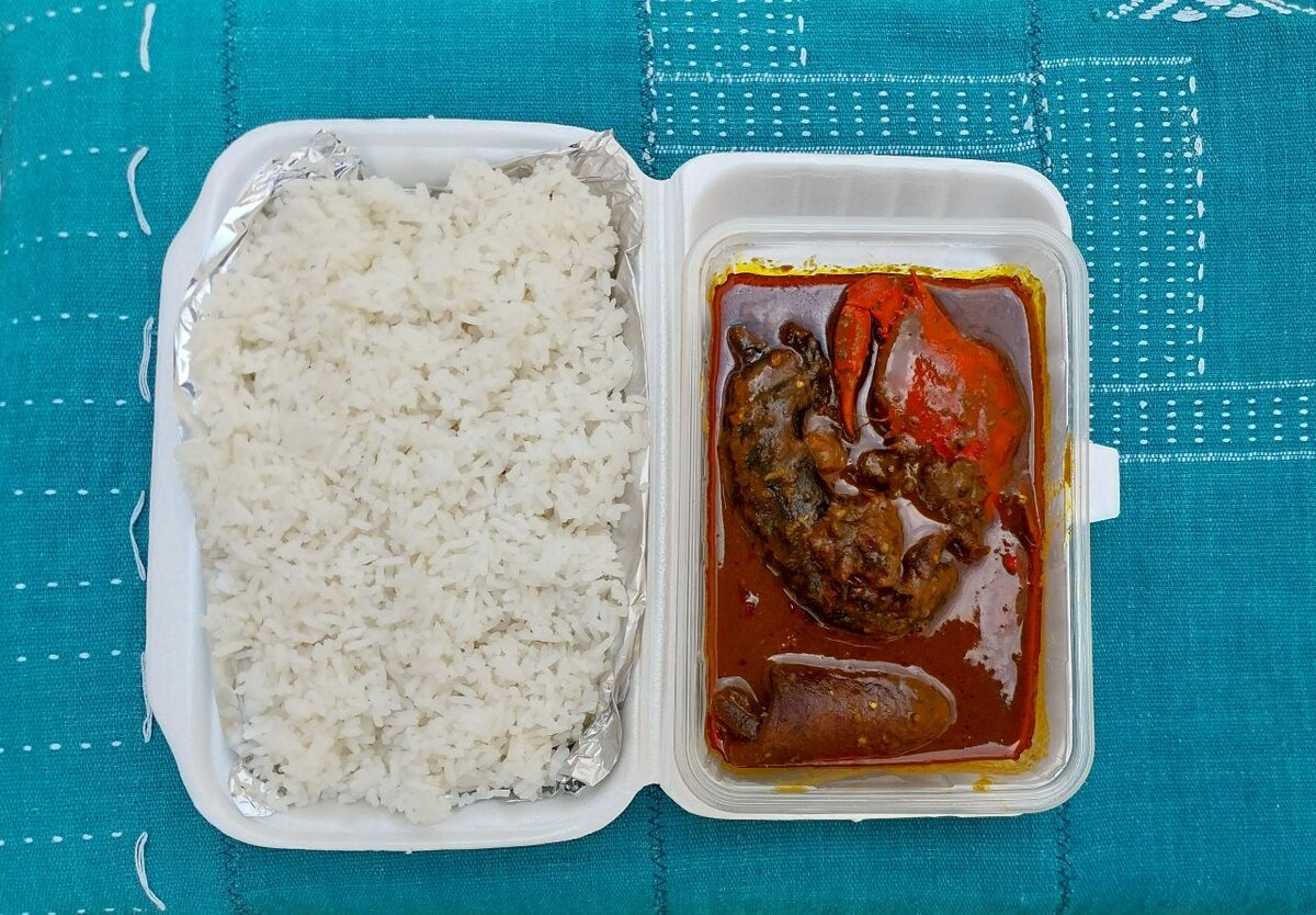 Repas de riz avec sauce graine