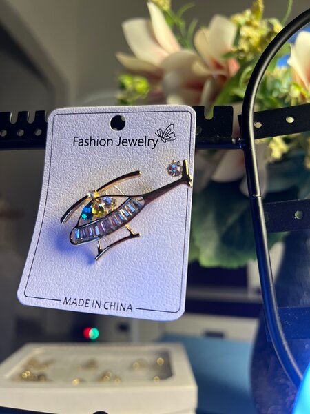 Broche élégante florale perle