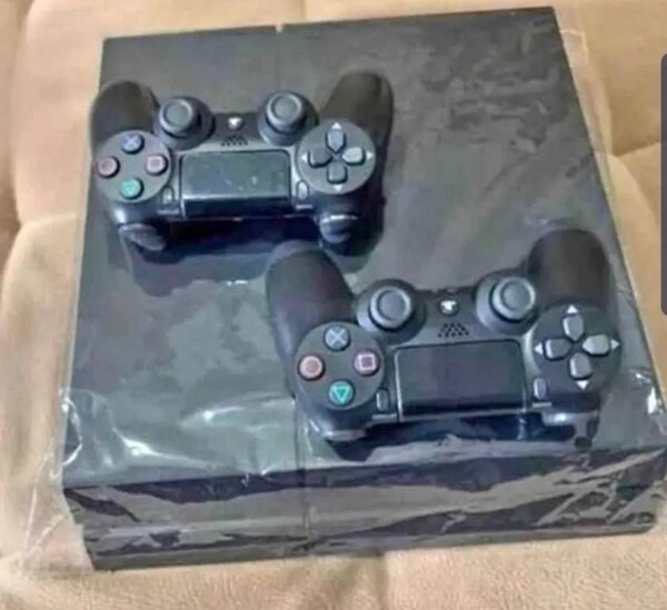 PS4 SLIM 500GO CRAQUER AVEC 10JEUX INSTALLÉ