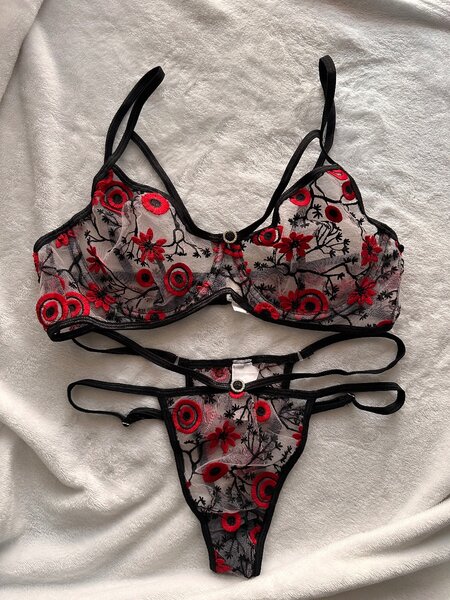 Ensemble brodé rouge et noir