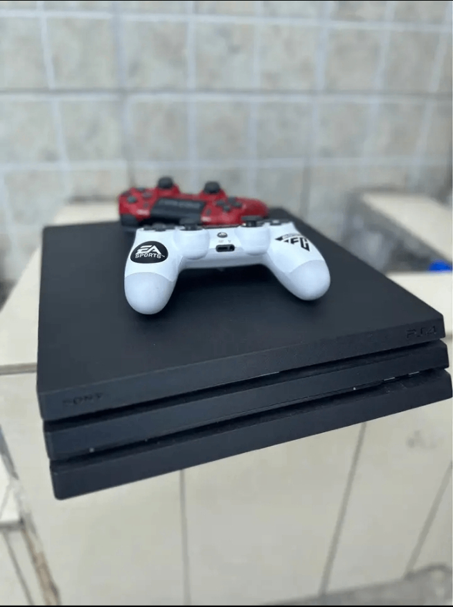 Console PS4 avec 2 manettes