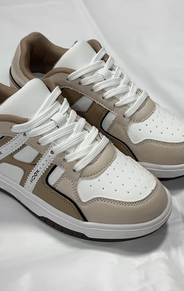 Эти трендовые кроссовки в бежево-белой цветовой гамме станут идеальным дополнением любого образа — будь то повседневная прогулка или тренировка.