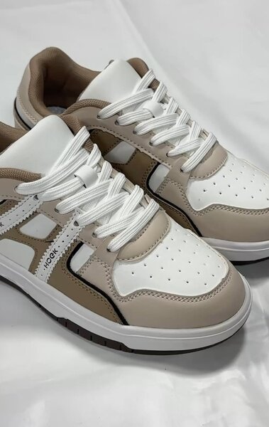 Эти трендовые кроссовки в бежево-белой цветовой гамме станут идеальным дополнением любого образа — будь то повседневная прогулка или тренировка.