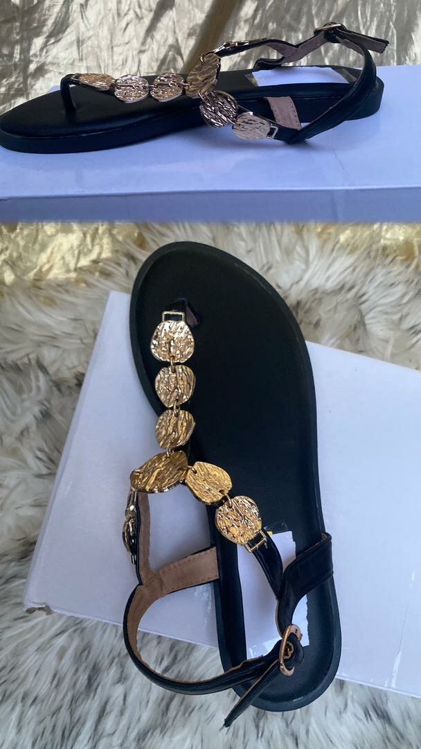 Sandales plates dorées élégantes