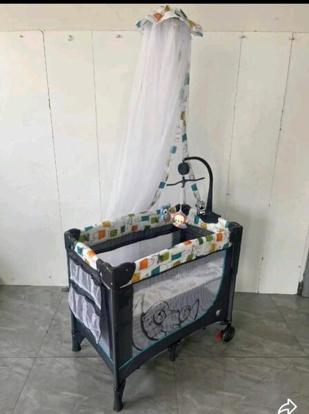 Berceau bébé avec moustiquaire