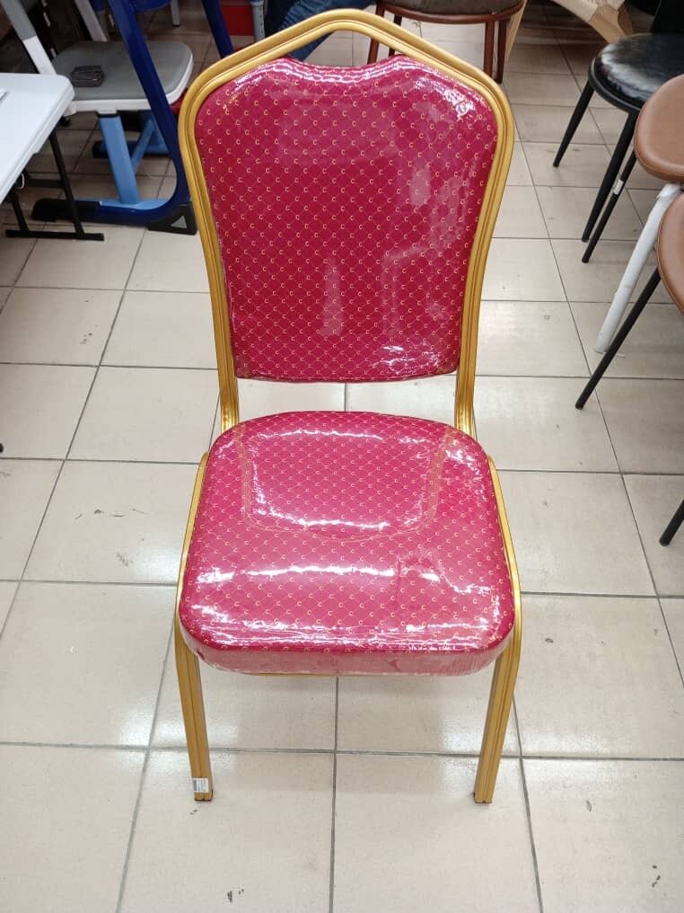 Chaises empilables rouges élégantes