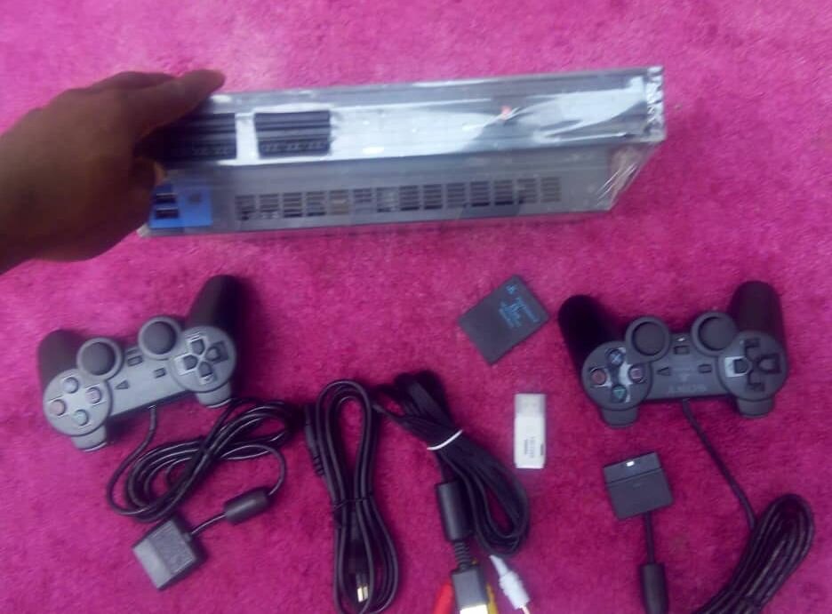 PlayStation 2 craquée avec 20 jeux et 2 manettes