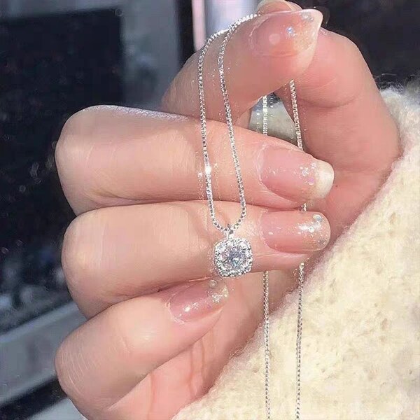 Collier avec pendentif en diamant