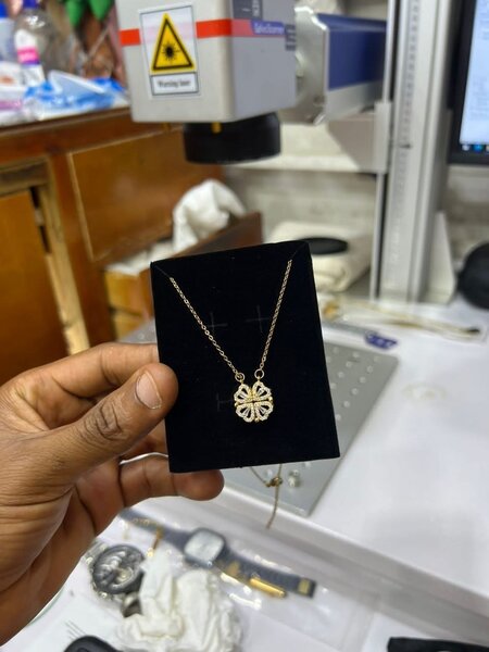 Collier pendentif doré à strass