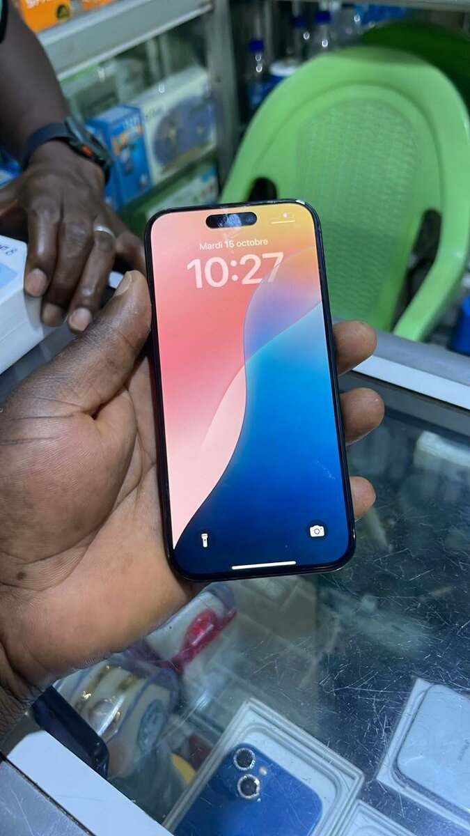 iPhone 15 pro arrière fissuré tout passe propre  540.000