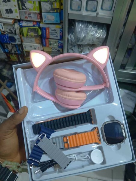 Smart watch with headphone