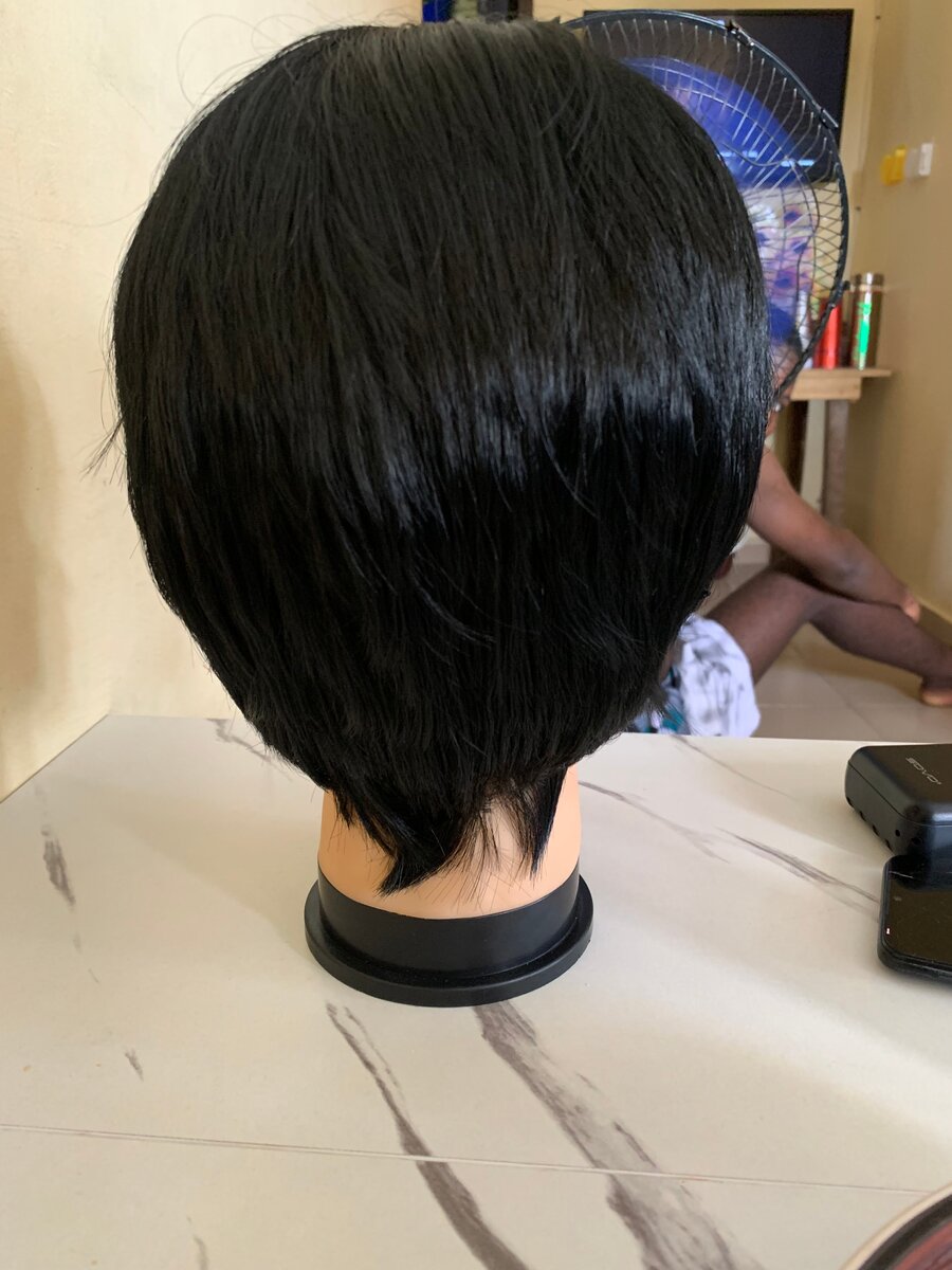 Perruque synthétique noire élégante