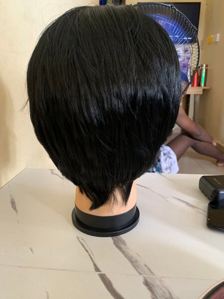 Perruque synthétique noire élégante