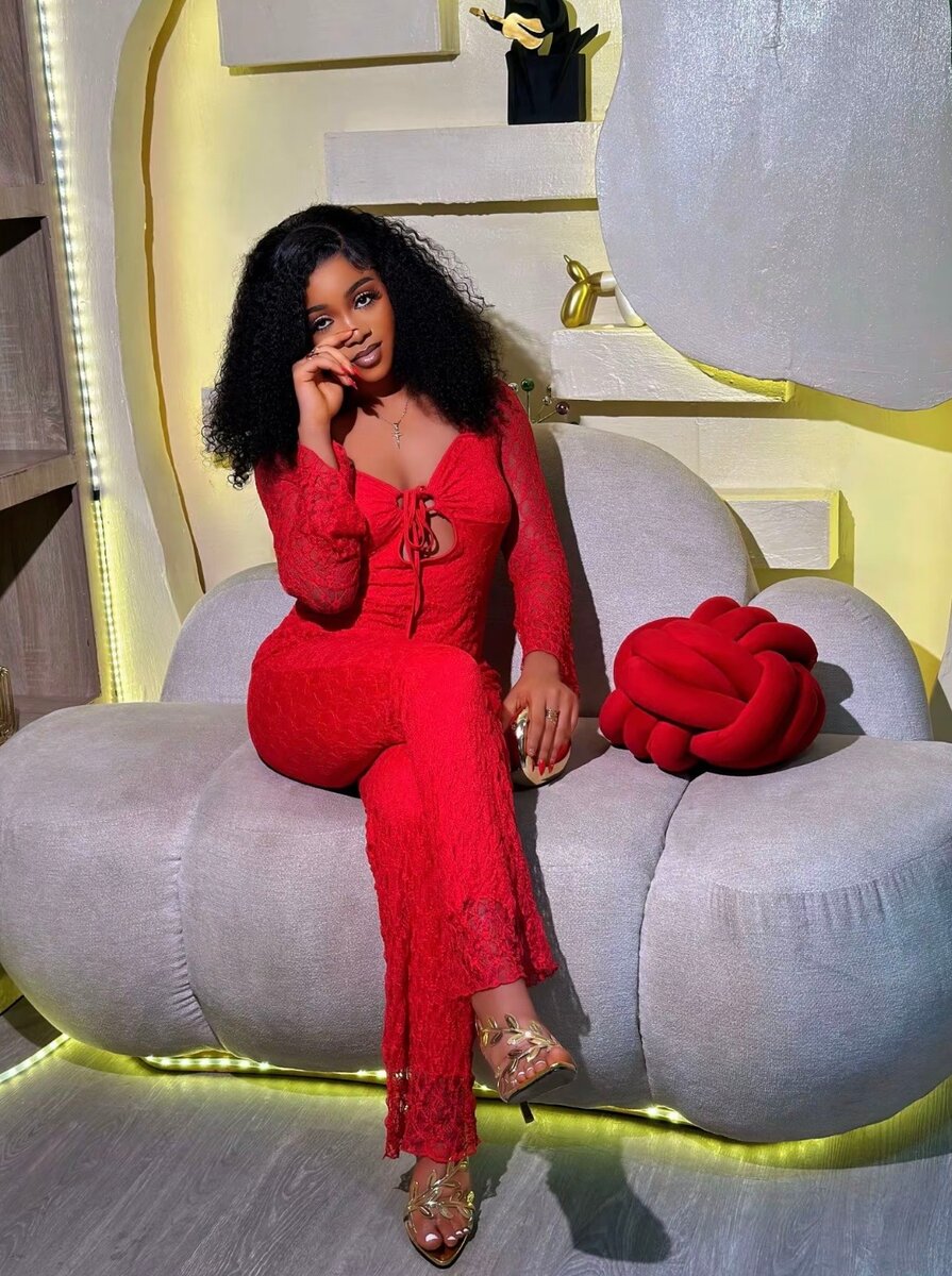 Combinaison en dentelle rouge élégante