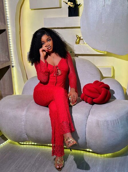 Combinaison en dentelle rouge élégante