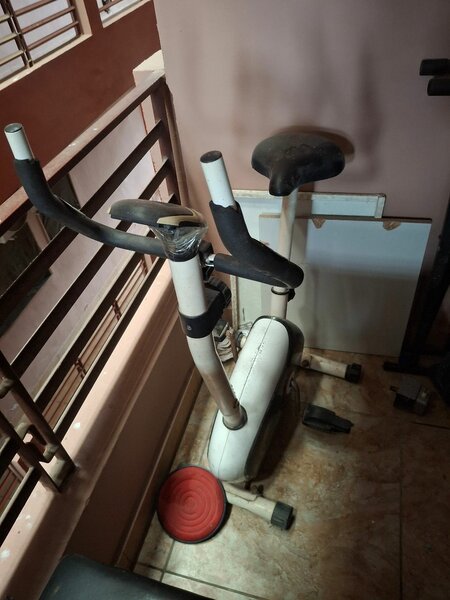 Vélo d'appartement compact
