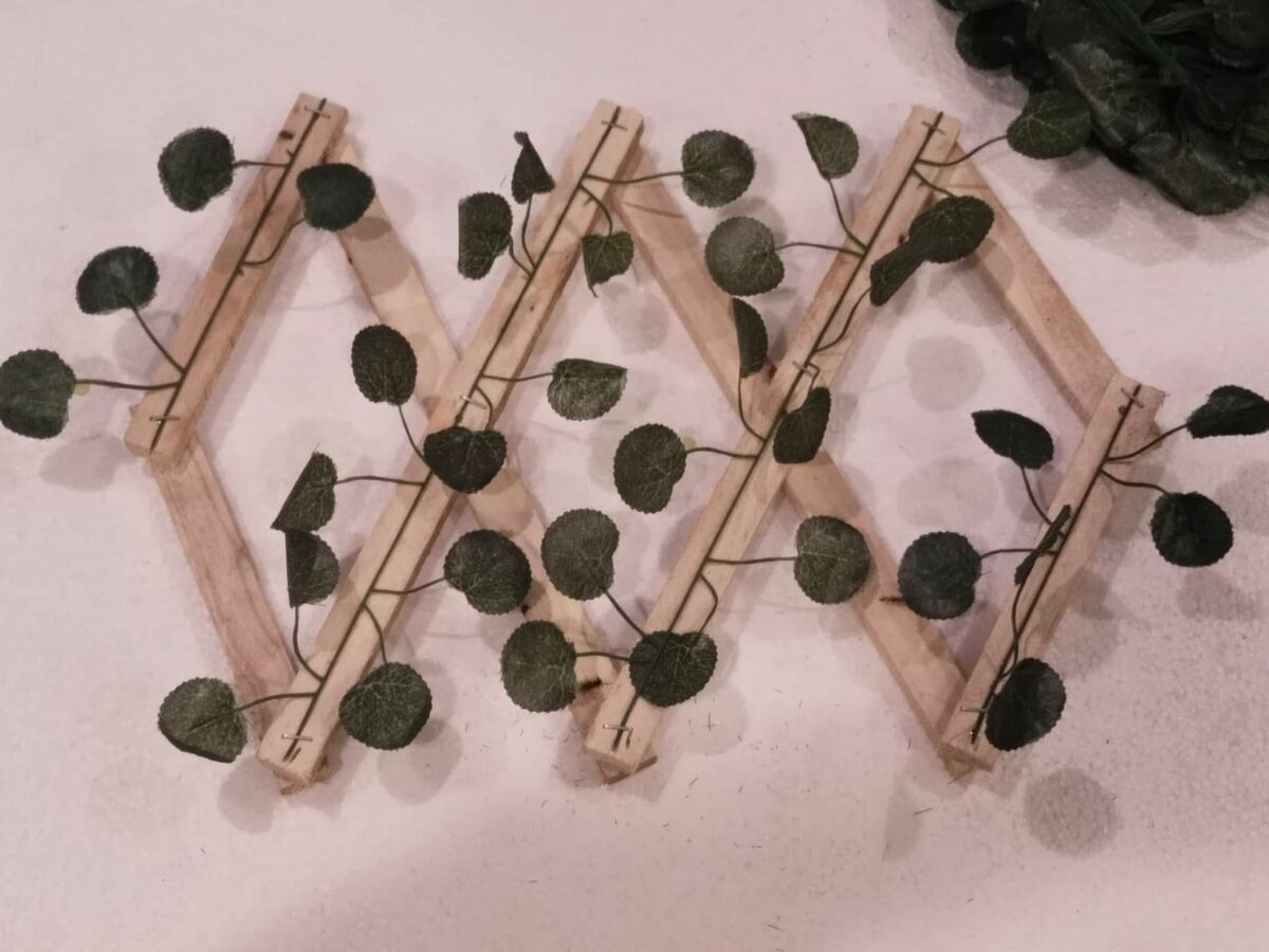 Small fance with artificial bail