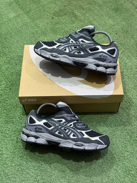 Baskets ASICS modernes