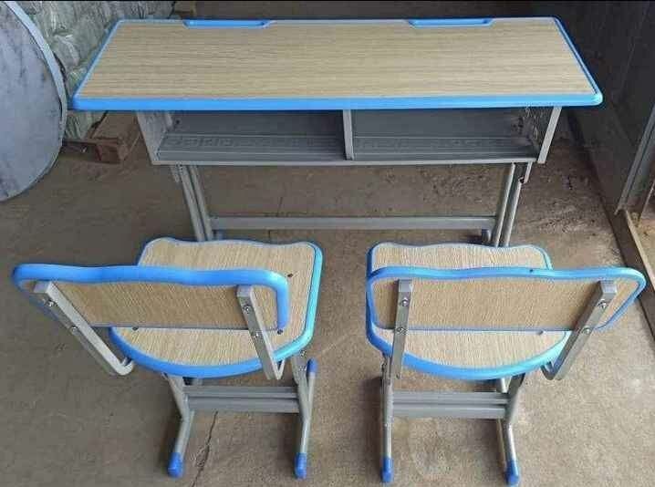 Bureau et chaises éducatifs