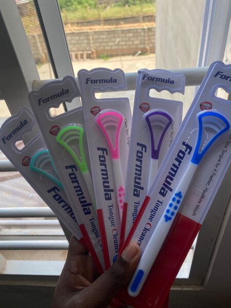 Plastic tongue scraper