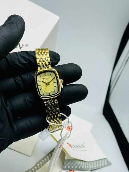 Montre Femme Dorée Élégante