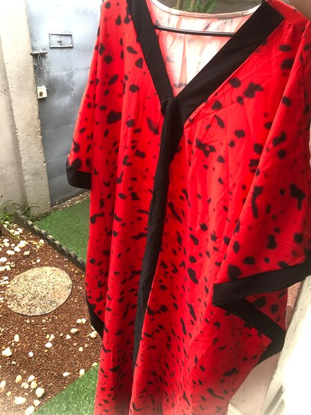 Robe kimono rouge à motifs élégants