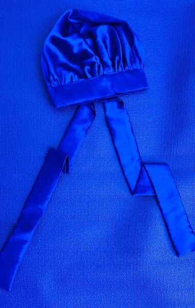 Bonnet en satin bleu