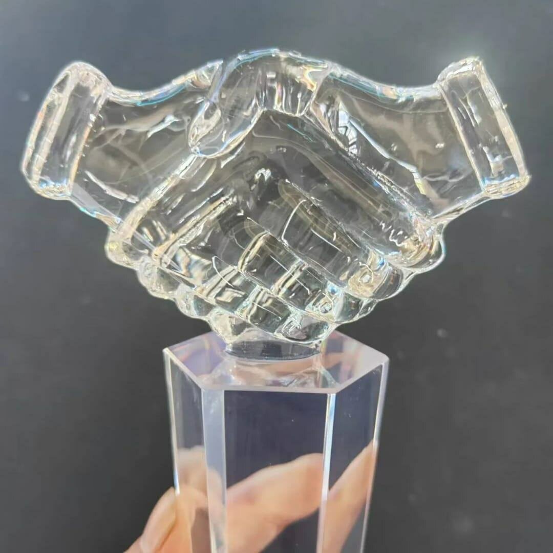Trophée en cristal de poignée de main