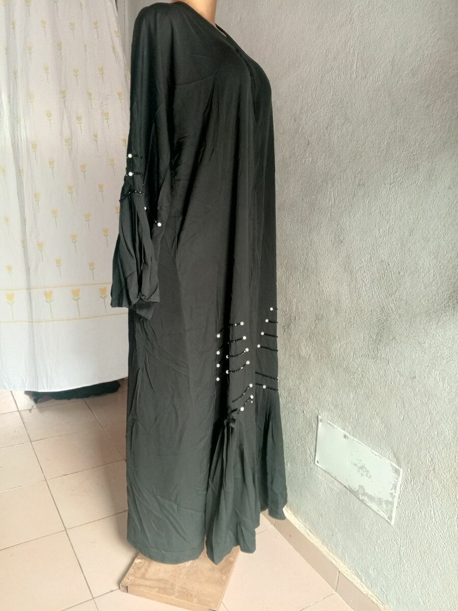 Abaya noire élégante perles