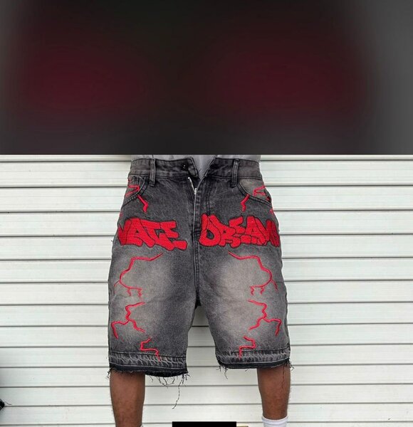 Short en jean graffiti