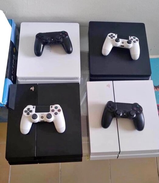 Console PS4 avec Manettes