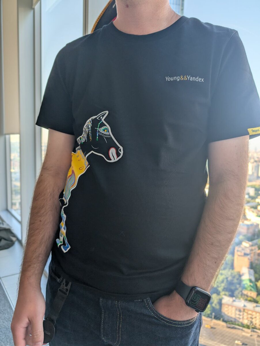 Черная футболка с принтом