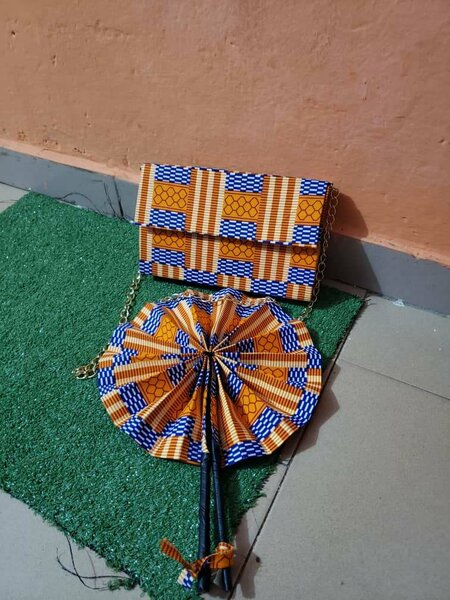 Pochette et son éventail