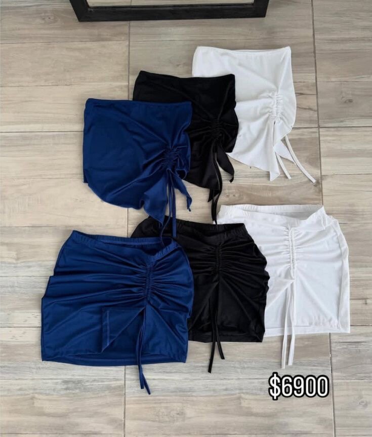 Mini-jupe froncée élégante