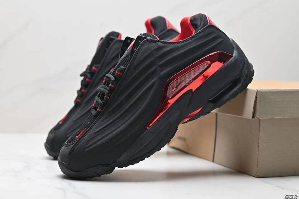 Sneakers noires et rouges