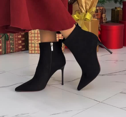 Замшевые ботильоны с острым носиком черные