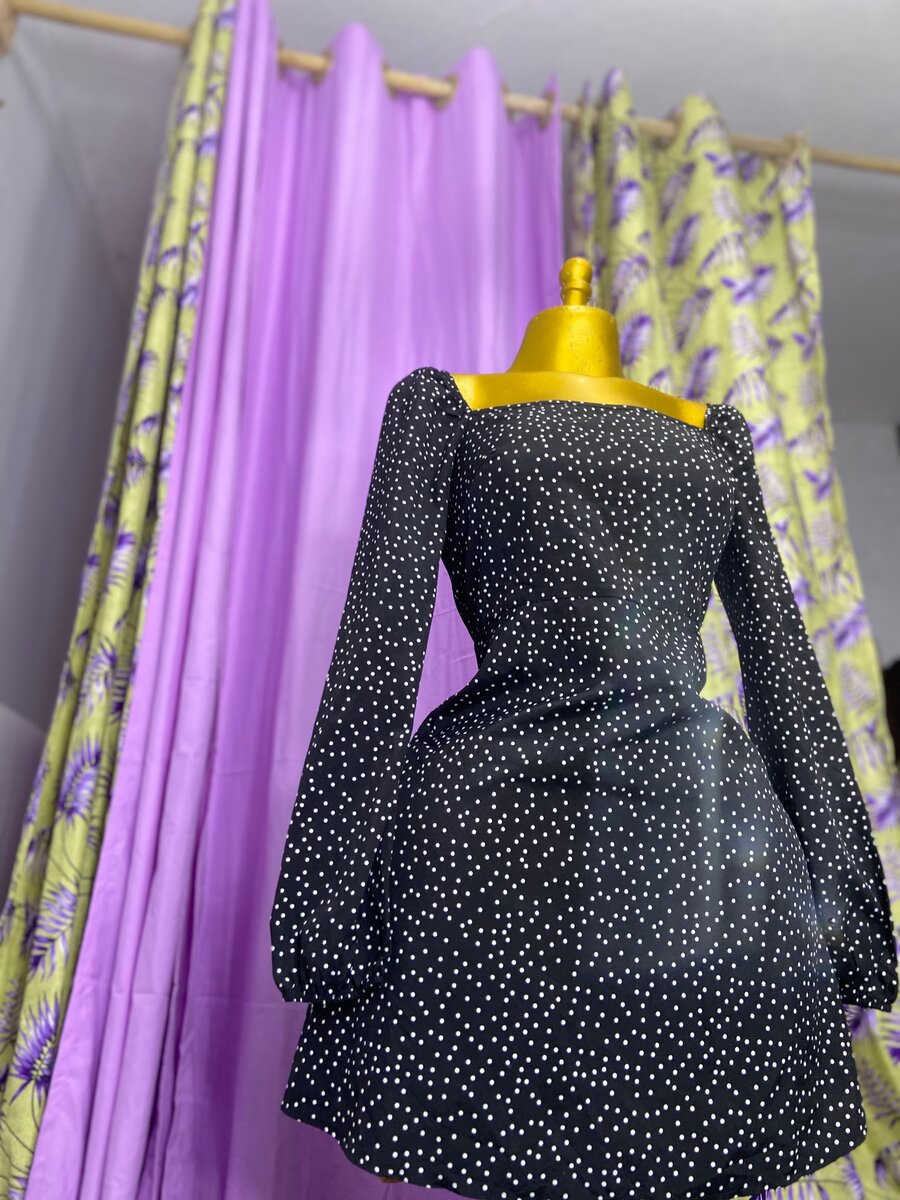 Robe Noire à Pois Élégante