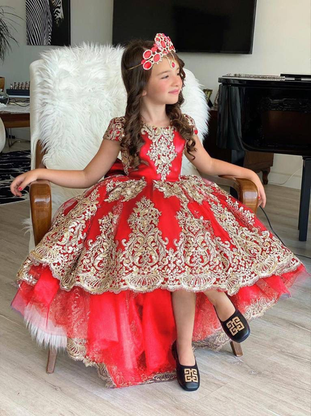 Petite reine robe avec couronne rouge