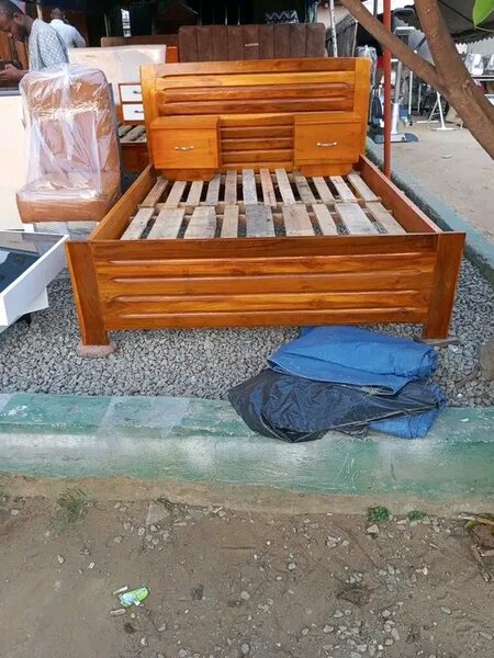 Lit double en bois massif