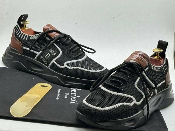 Baskets noires style urbain