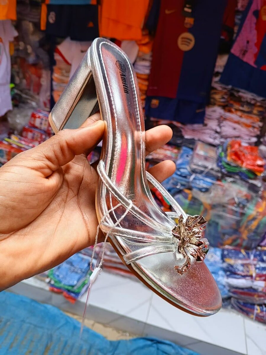 Sandales Argentées Élégantes