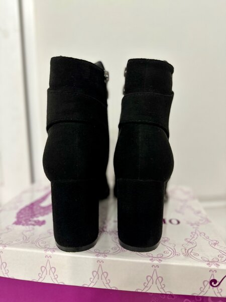 Классические ботинки на каблуке