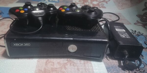 Console Xbox 360 avec manettes