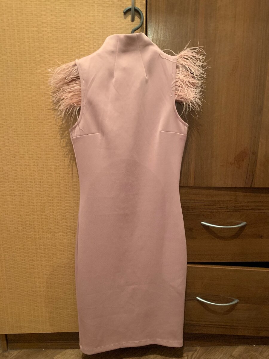 облегающее платье нежного розового цвета