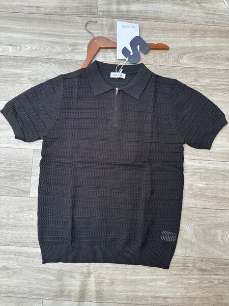 Polo noir élégant en maille