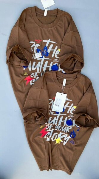 T-shirt marron avec design